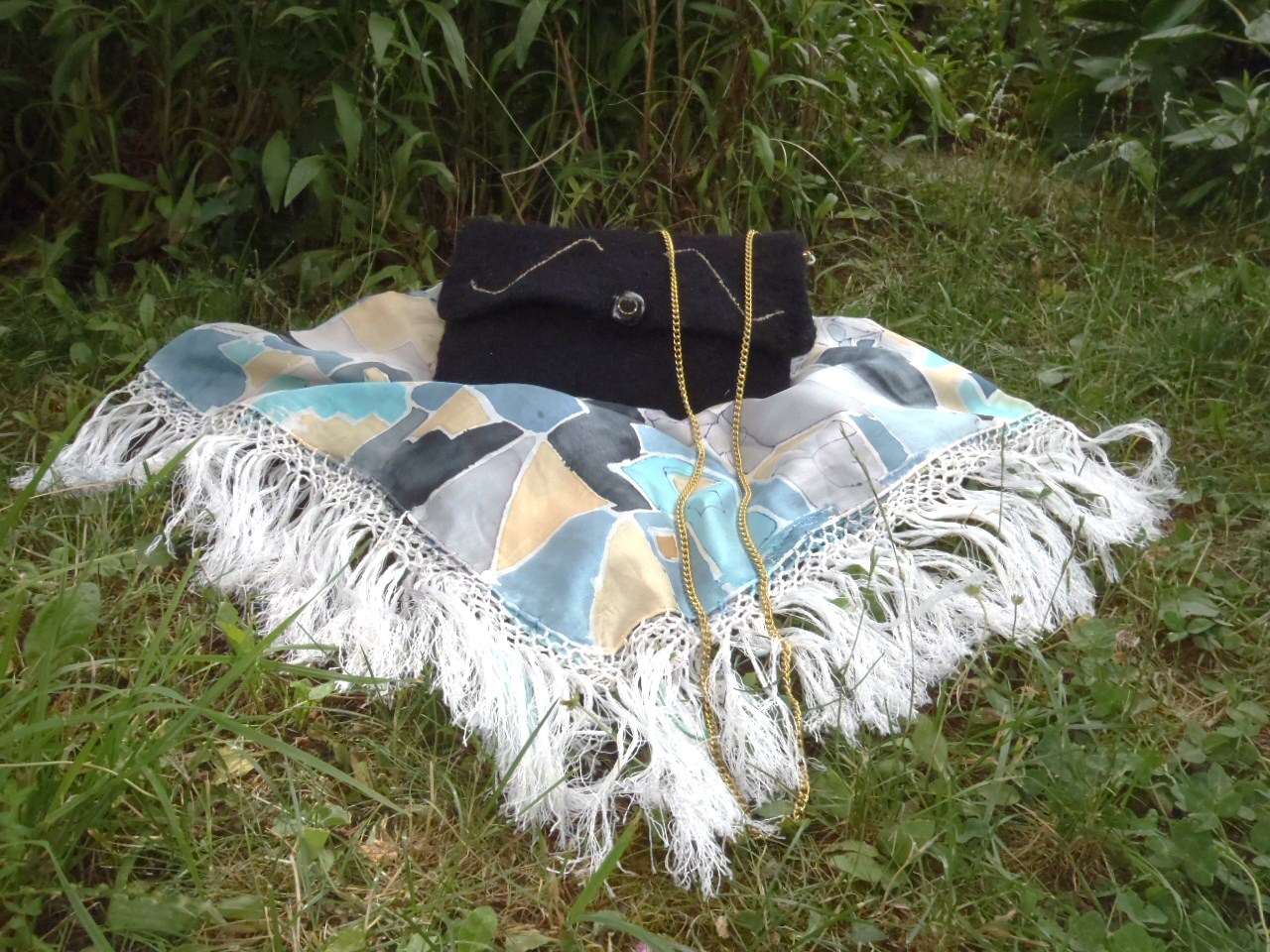 tuerkis-gelb-kariertes-seidentuch_schwarze-filztasche